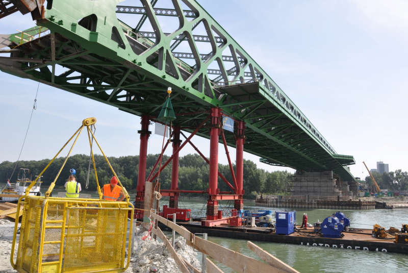 Referencie / Nosný systém MHD, 1.časť Bosákova ul. - Šafárikovo Referencie / Nosný systém MHD, 1.časť Bosákova ul. - Šafárikovo